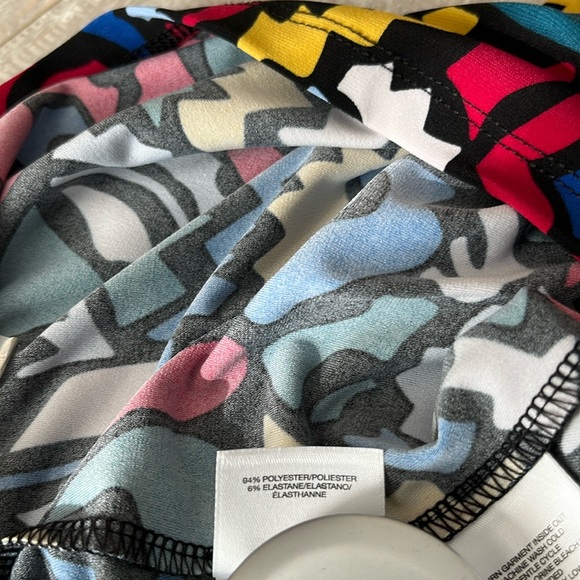 Anne Klein V-Neck Sleeveless Top Med. Abstract multicolored design. - Picture 8 of 9